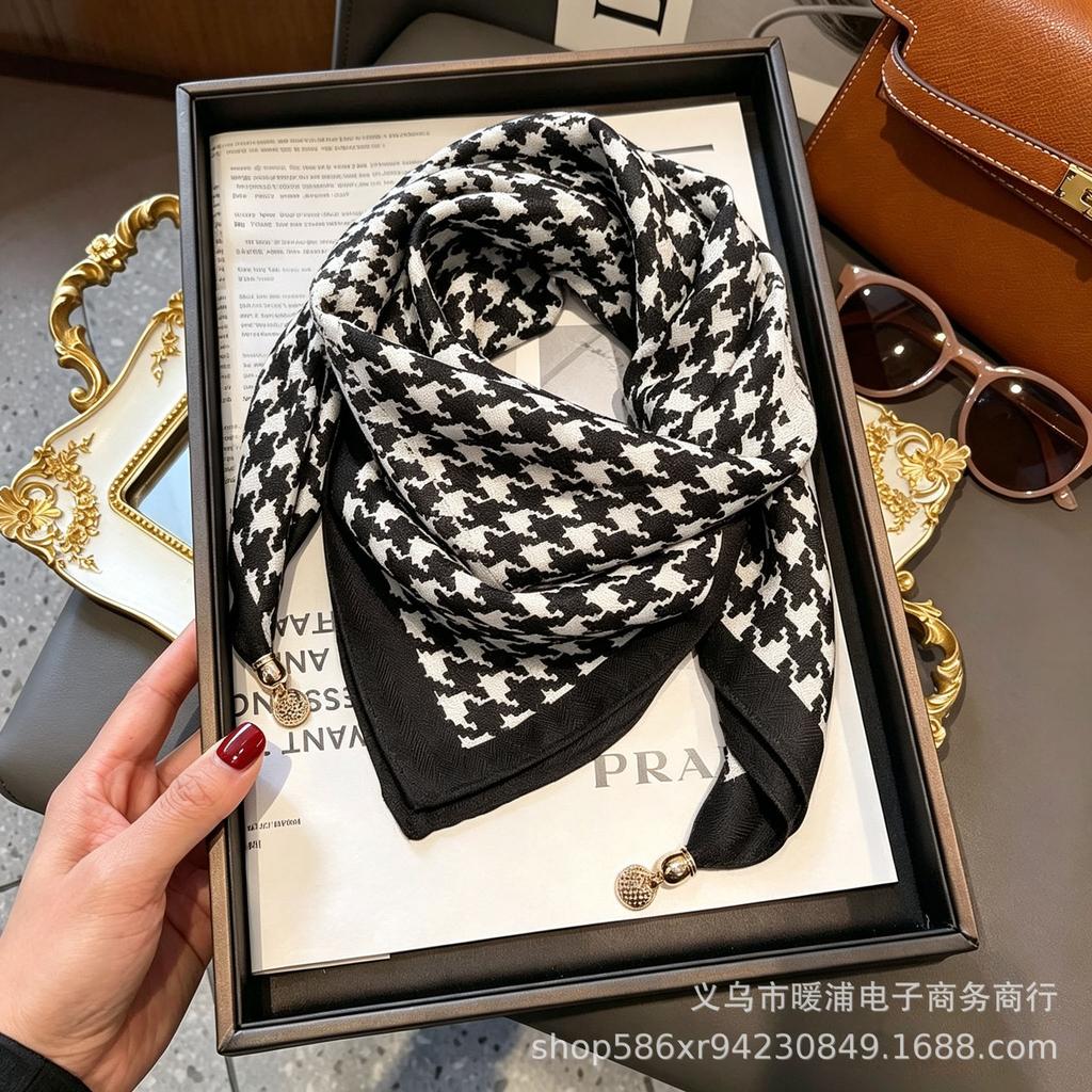 Xiaoxiangfeng new foreign air magnetic buckle scarf high-end triangular scarf versatile neck protection scarf printed windproof square scarf