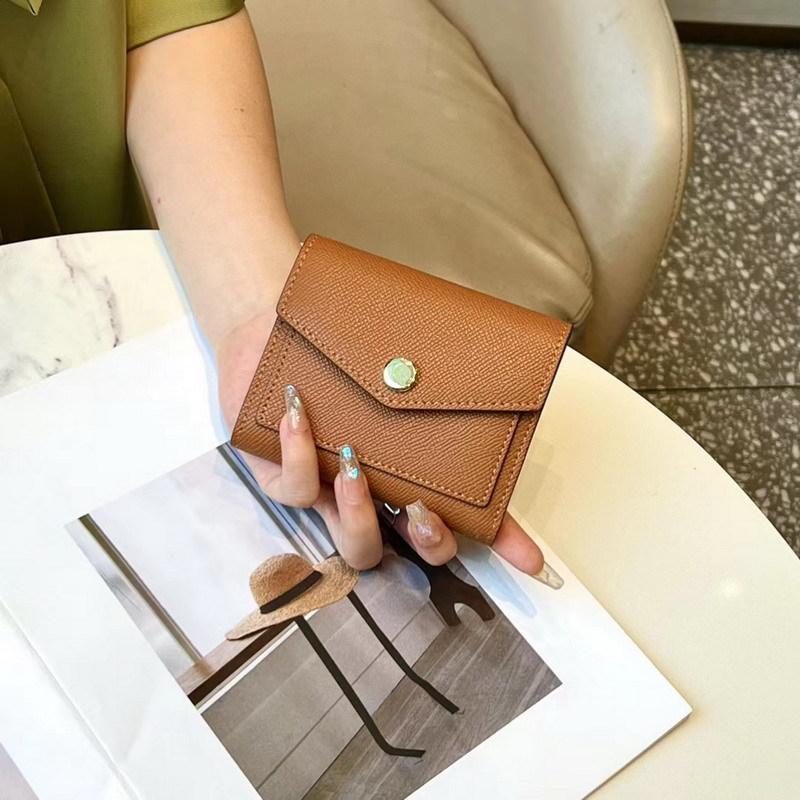 

2024 Текстурированные короткие женские кошельки из 100% натуральной кожи Кошелек для монет Двухцветный кошелек из коровьей кожи с защелками Фирменный дизайн Конверт Складной бумажник коричневый