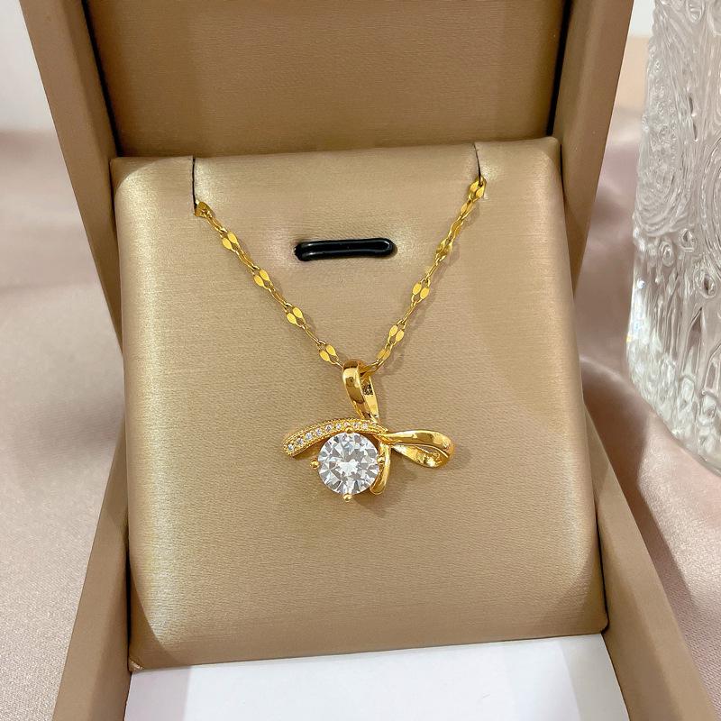**Lively Women's Necklace: Titanium Steel & Gold-Plated Copper Clavicle Chain**