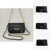 Elegante Bolso Pequeño de Hombro de PU con Alas de Metal y Cierre Magnético para Estilo Callejero