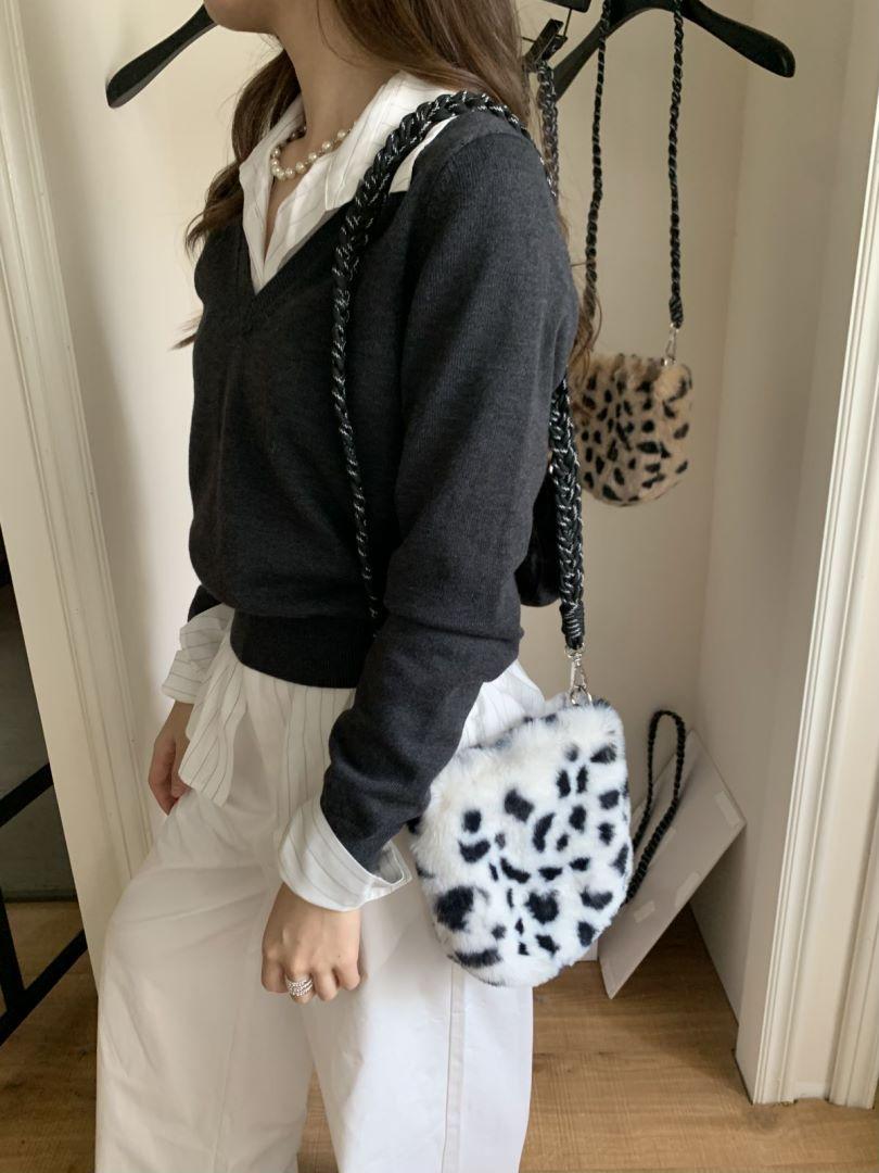 

Autumn and winter fluffy women s bags anti-rabbit plush women s bags oblique span thickened fluffy woven bags белый