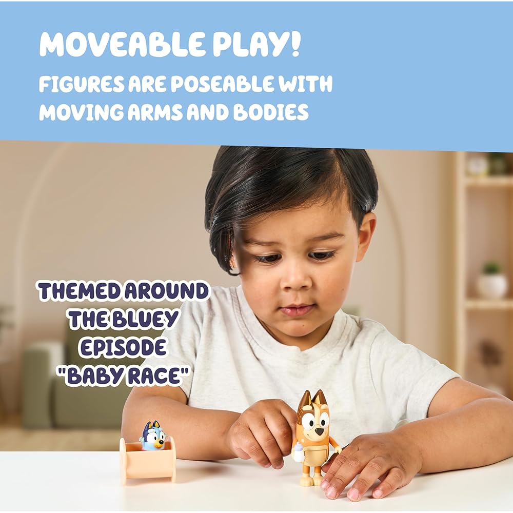 BLUEY Set da 2 Figure Corsa dei Piccoli | Confezione da 2 Figure con Chili e Bebè e Accessori Culla, 17616