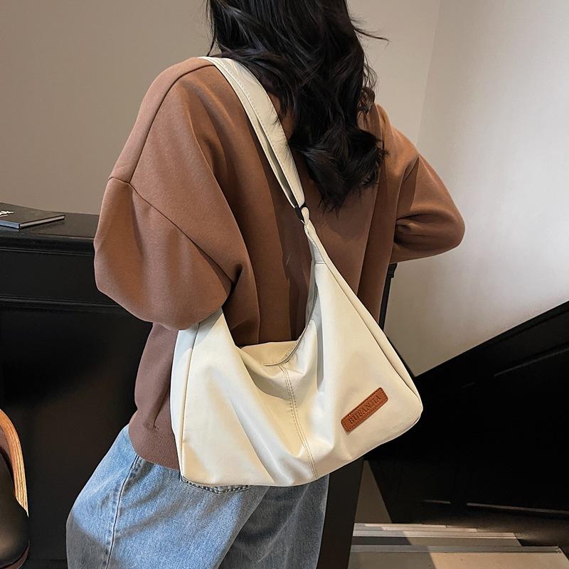Niche design bag new trendy fashion shoulder bag simple 2025 solid color leisure commuting large capacity tote bag