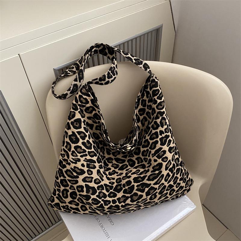 

Casual large-capacity soft-faced commuter bag women s new autumn and winter Korean fan canvas leopard print temperament single shoulder armpit хаки