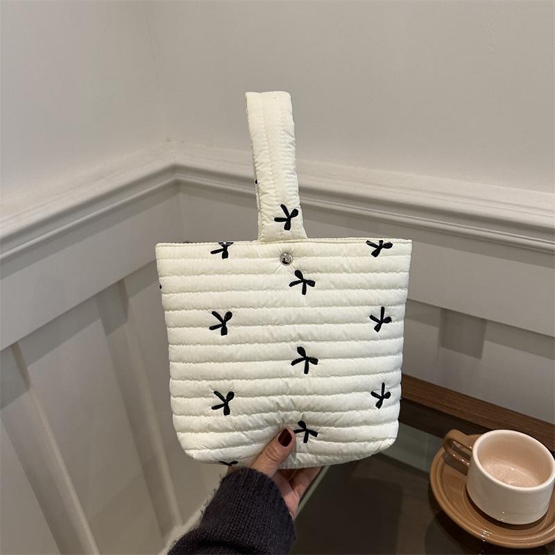 Свежая сумка с вышивкой в виде банта в корейском стиле: Зимняя нишевая полосатая косметичка 2025 белый