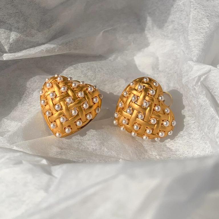 

Gold Woven Heart Stud Earrings – Retro Frosted Metal Design for Women