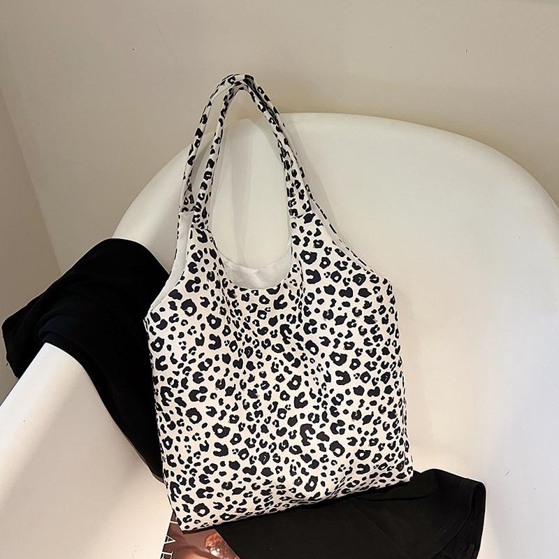 Fashionable Leopard Patterned Canvas Tote Bag For School Commute With Comfortable Single Shoulder Strap