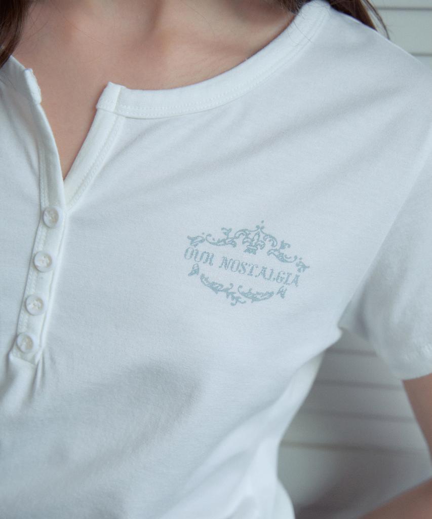 Aueonoseuteljia Henley Print Half T-Shirt_Ivory(Ob6Tp11)