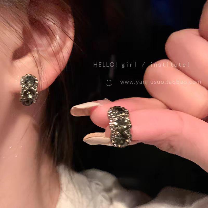 

Изысканные серьги с бриллиантами и цирконием — элегантный, высококлассный дизайн для женщин, тренд 2025 года diamond zircon earrings чёрный