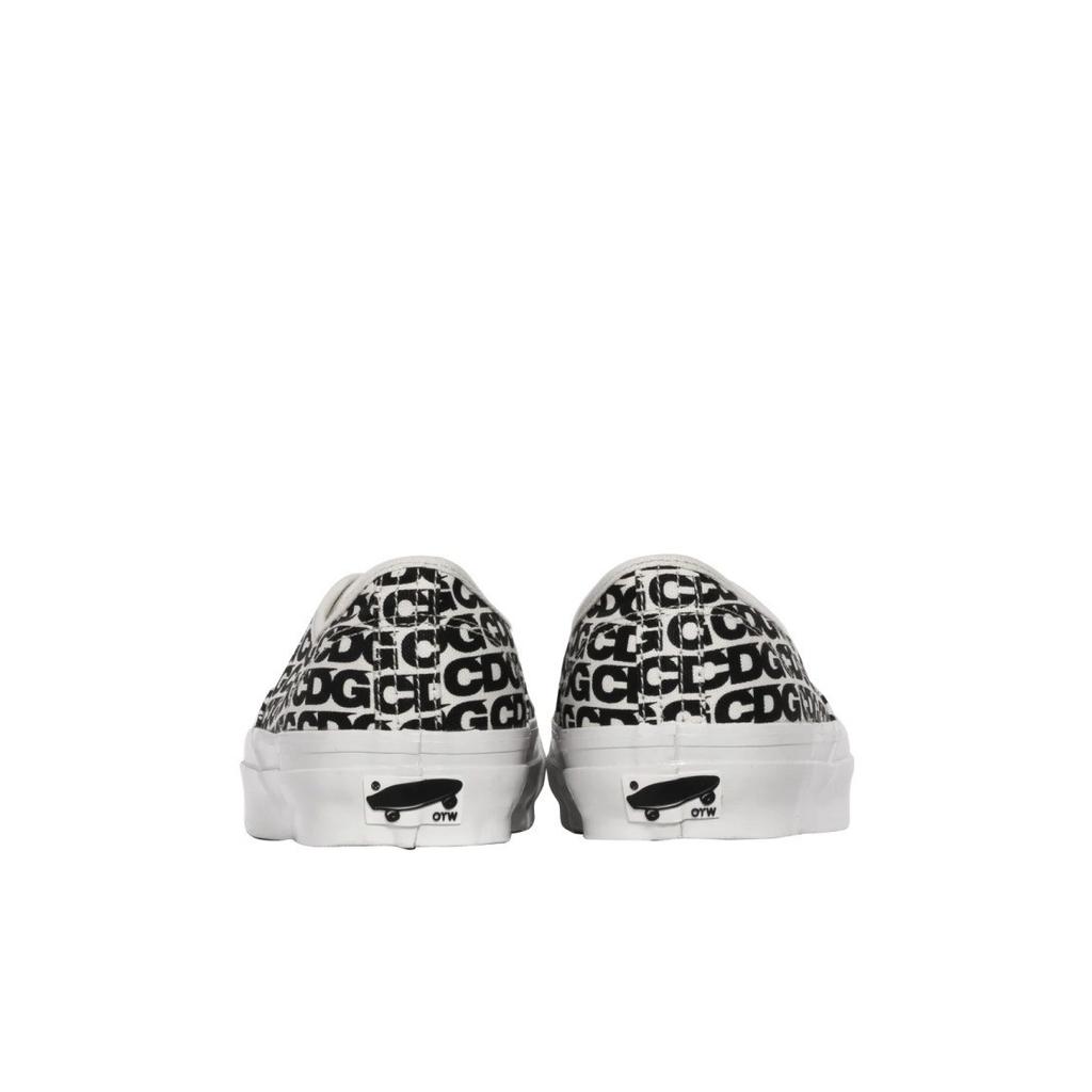 VN000EEUUY6 CDG (COMME des GARCONS) A OTW by Vans Authentic White (Men's)