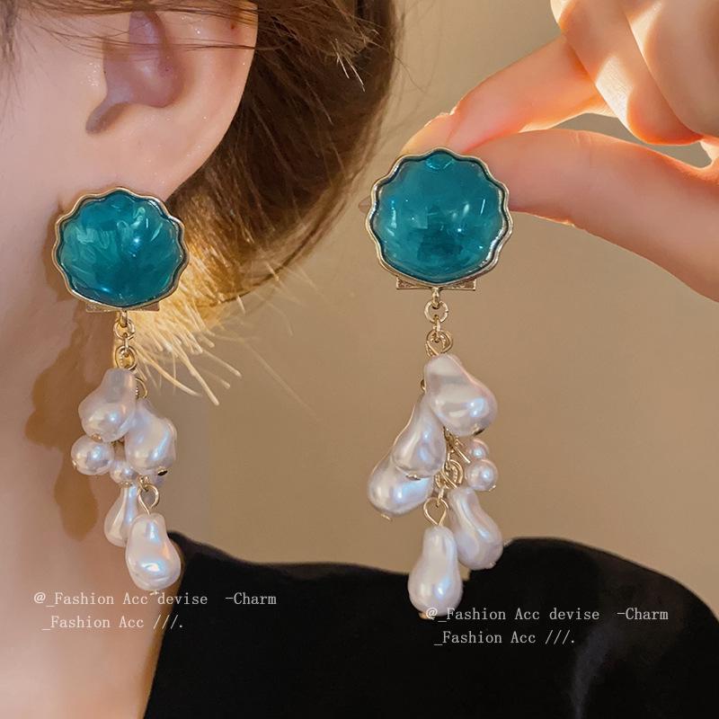 High-End French Luxury Silver Resin Tassel Earrings with Elegant Design Sense