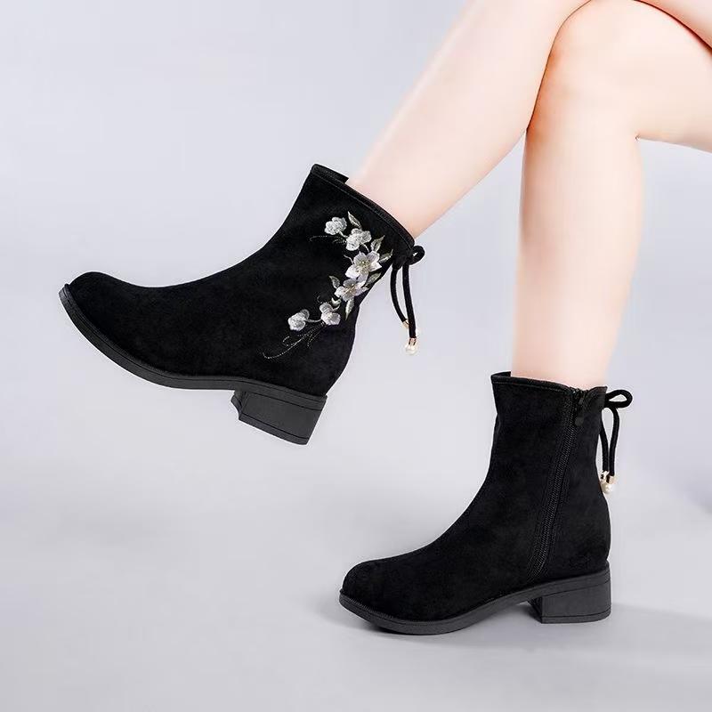 Women's Autumn Winter High Top Embroidered Boots Block Heel Round Toe Ethnic Style Modern Boots Soft Soft Zippers Ankle Boots