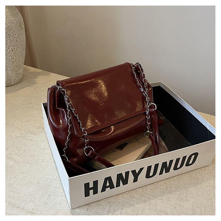

Autumn solid color large-capacity foreign style new trend underarm commuting chain stray shoulder support extra large women s bag красный