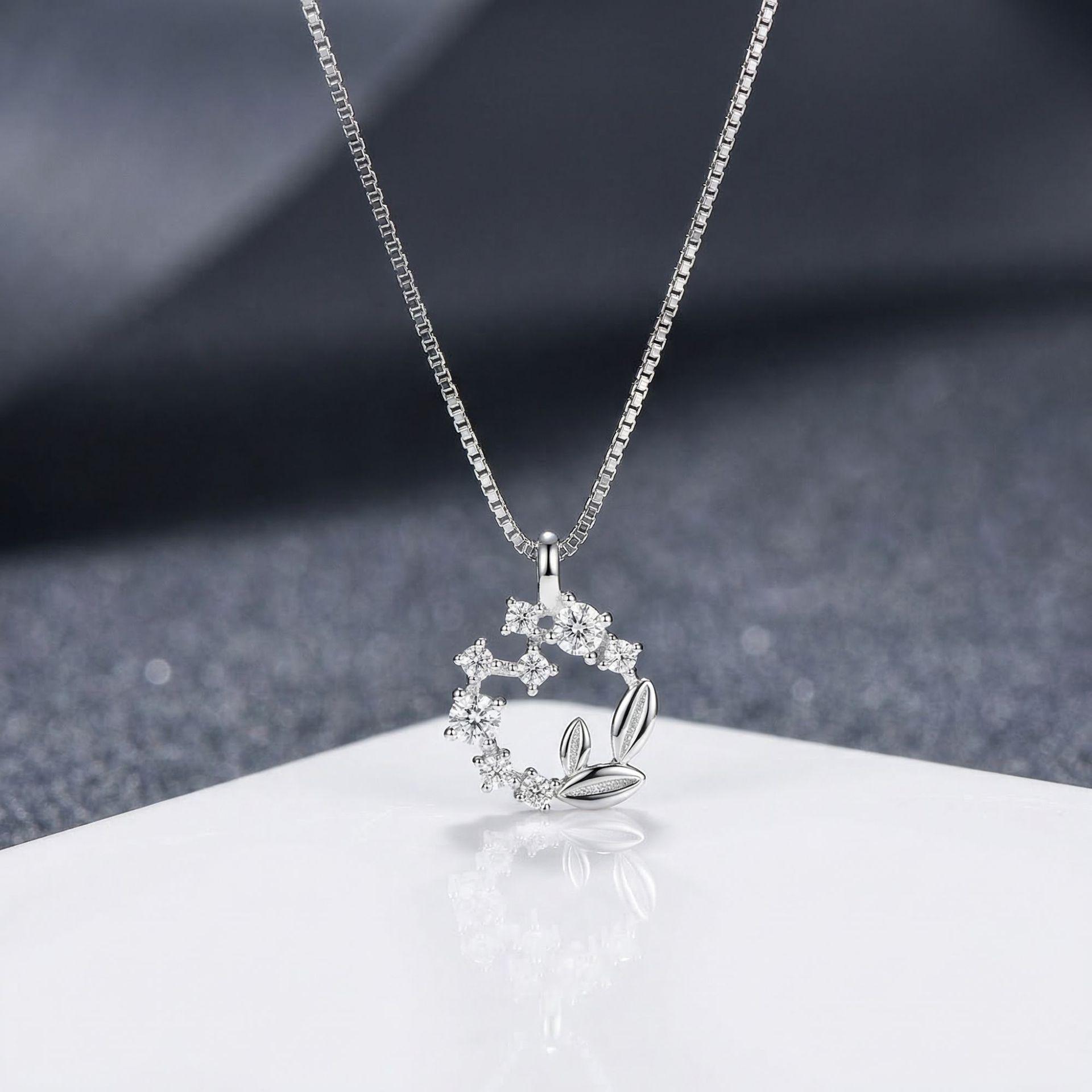 Lucky Wreath Necklace Women s Flower Pendant Clavicle Chain Neck Chain Simple Luxury Premium Sense Necklace Niche Jewelry