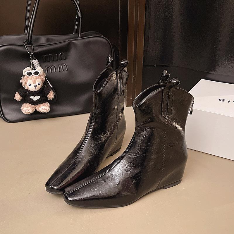 Small Square Head Short Boots In the Autumn of 2025, New Women's Boots, Fashionable European and American Style, Beautiful Color, Flat Bottom Inner H