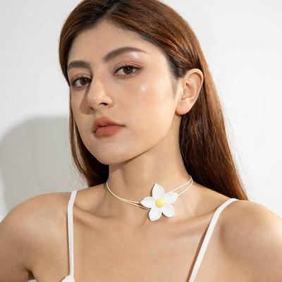 New Summer Simulation Resin Flower Necklace for Women, Fashionable and Versatile Short Neck Accessory, Niche Temperament Necklace