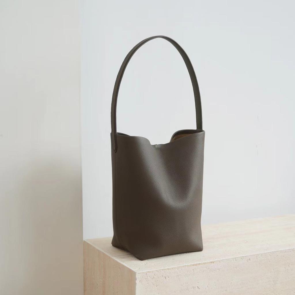 Haute couture niche TR bucket bag women's first layer cowhide minimalist high sense portable large capacity commuting shoulder tote bag