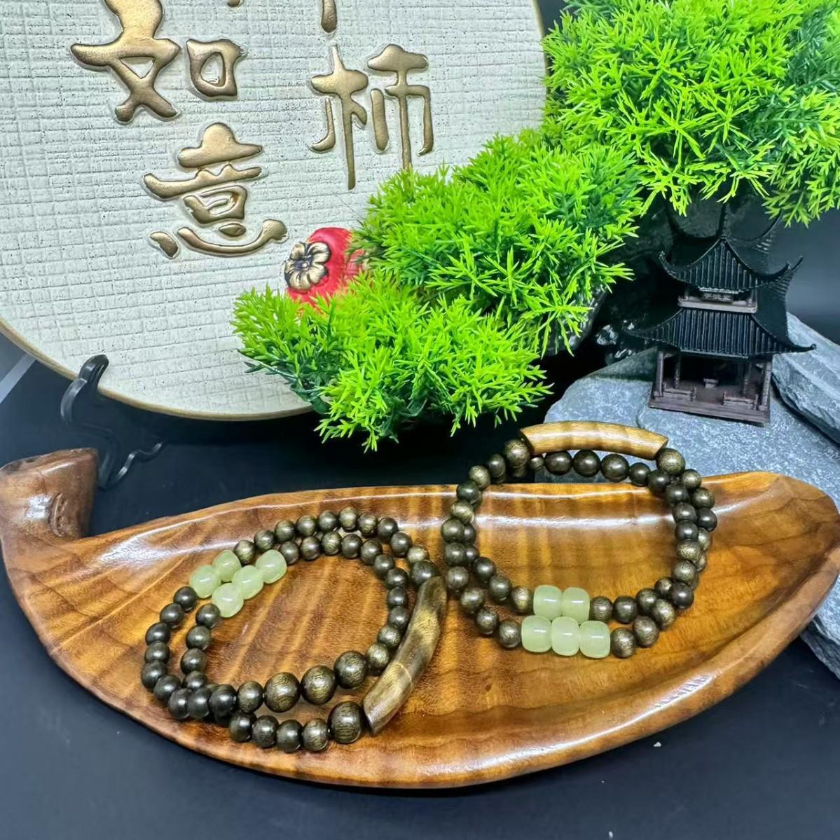 

Golden Phoebe Double-Circle Retro Bracelet with Emerald Green and Natural Wood Grain Total Length: 18CM