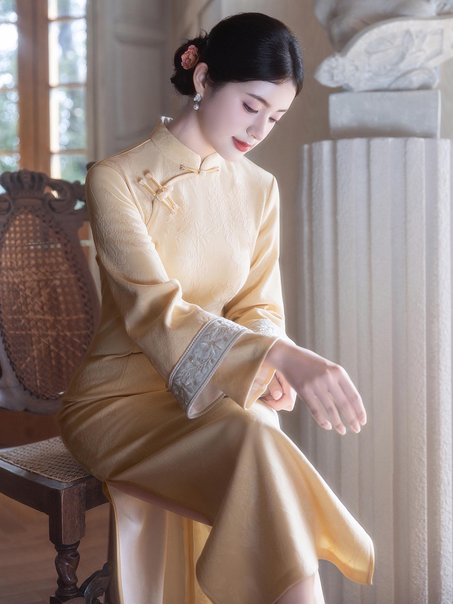 

Elegant Retro Yellow Qipao: 2025 Autumn/Winter Long Sleeve Women s Dress Large