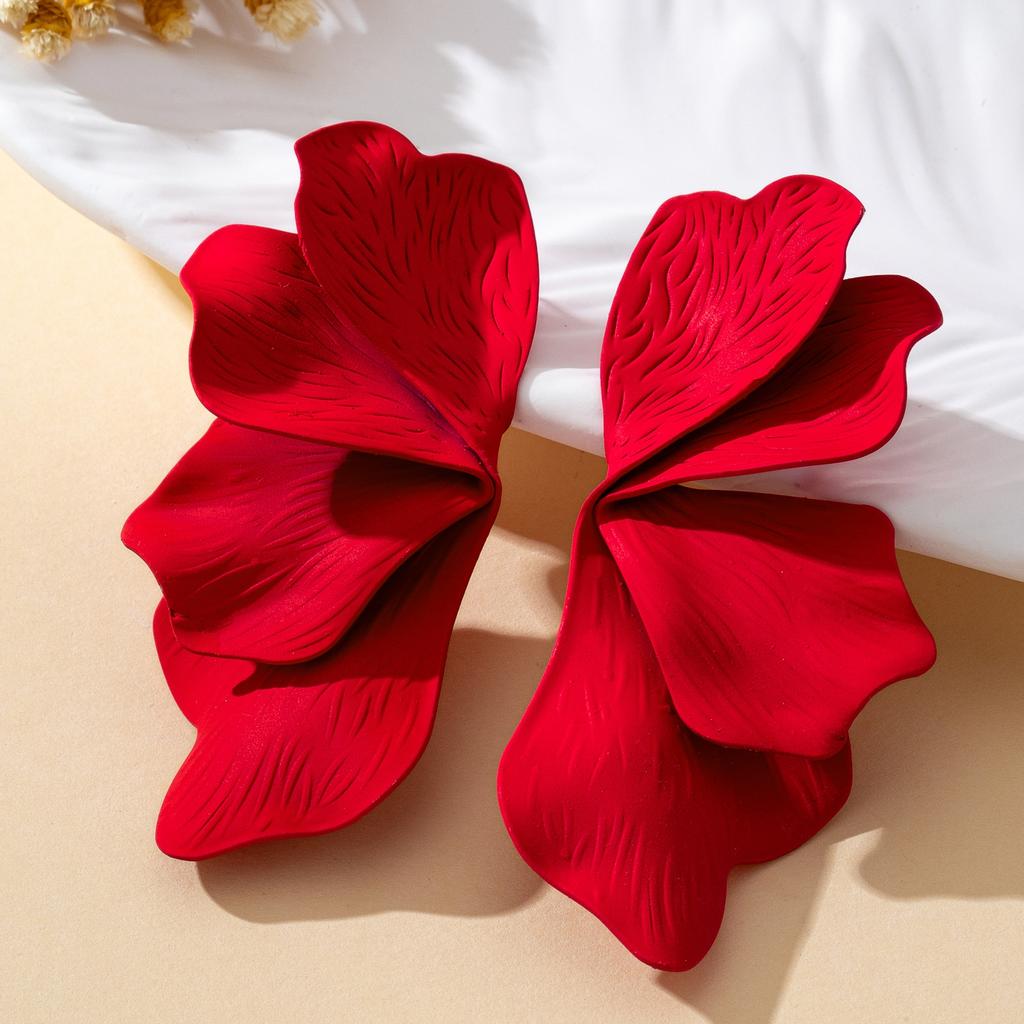 A Pair of Women's Earrings, Rose-Red Petal Three-Dimensional Elegant and Romantic Earrings, Suitable for Daily Wear and Vacation Wear