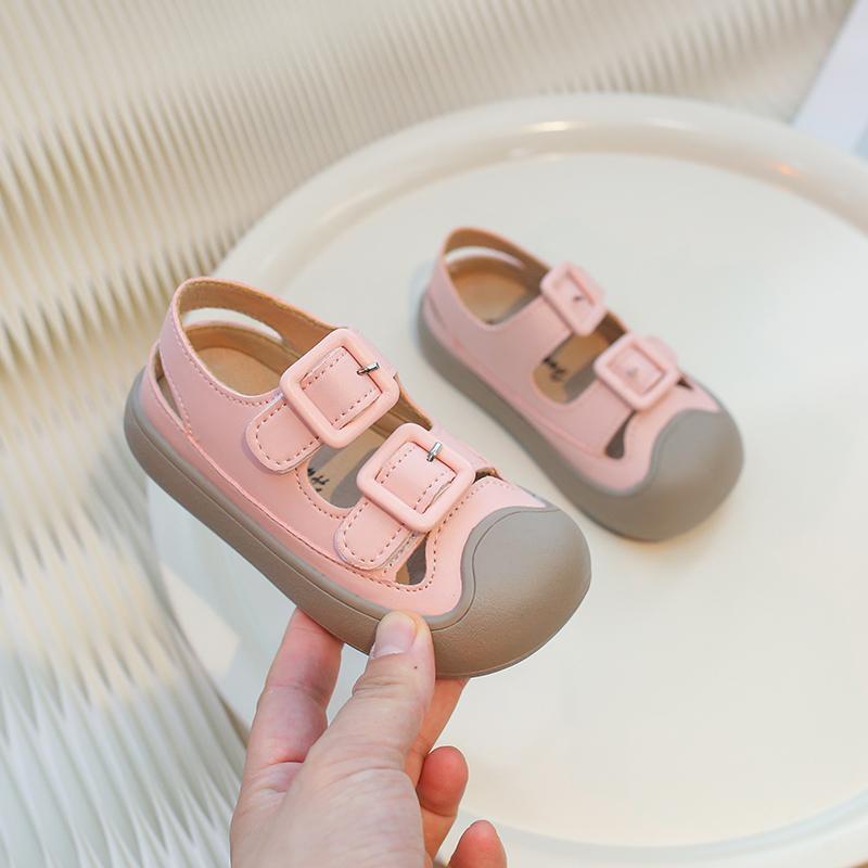 Children's Toes Capped Sandals Anti-kicked Boys Girls Hollow Sandals with Buckle Solid Color Kids Summer Beach Shoes 2024 New