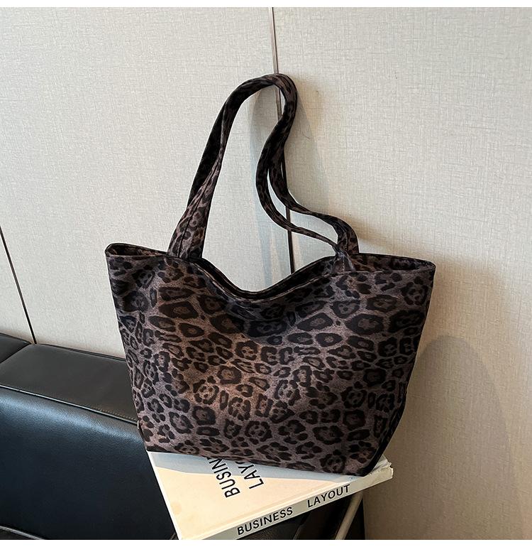 

Popular leopard print large-capacity bag women s new autumn versatile messenger bag commuter shoulder bucket bag