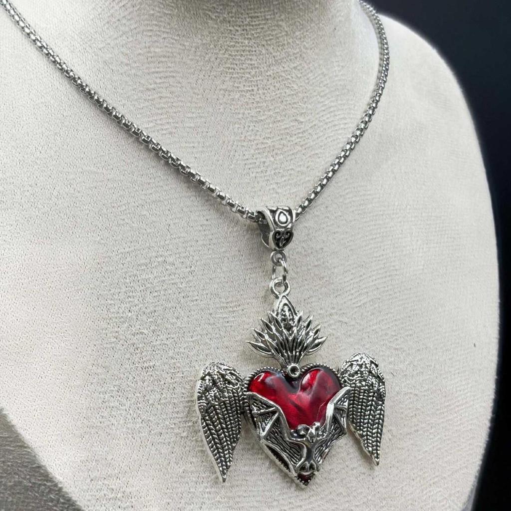 Gotischer Punk Herz Anhänger mit Fledermaus und Engelsflügel Design