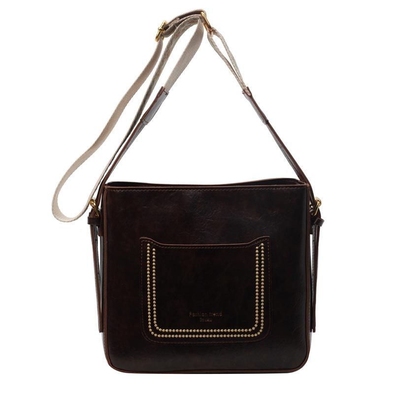 

Жіноча модна сумка-месенджер великої місткості з олійно-воскованої шкіри темно-коричневого кольору