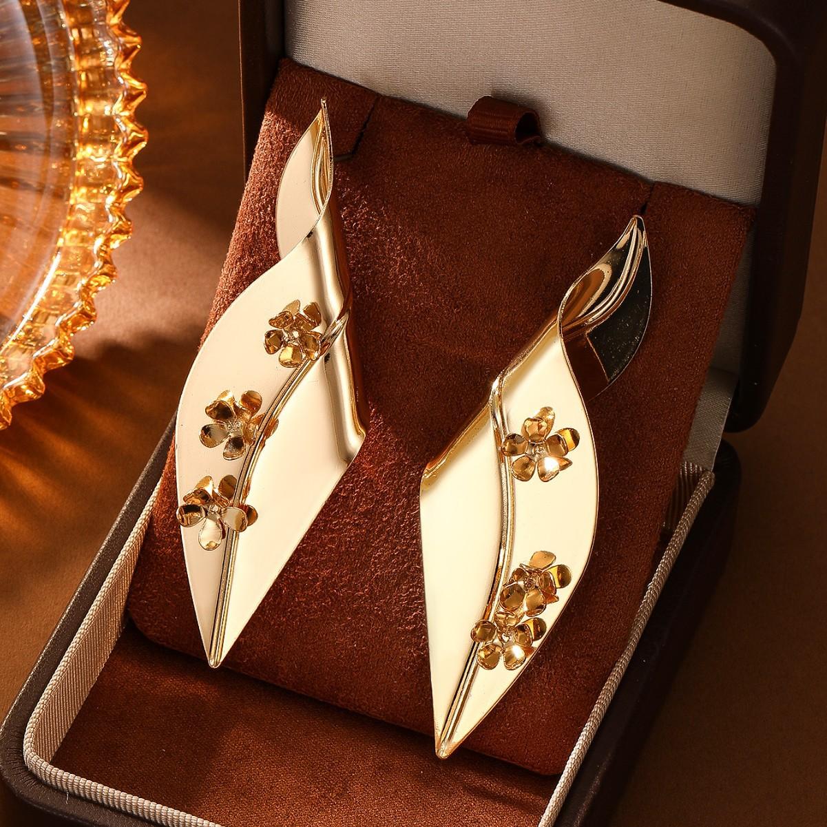 

Европейские и американские преувеличенные серьги-пусеты в виде листьев, маленькие цветы, ощущение высокого класса, персонализированные серьги в виде листьев, женские серьги, ретро золотой