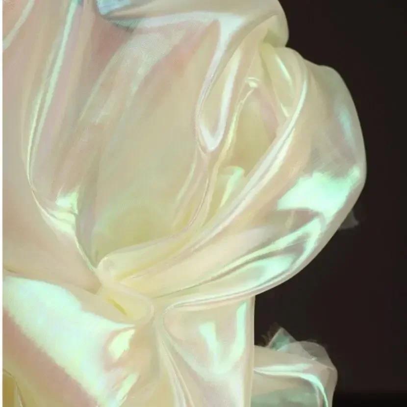 Buntes glitzerndes Netzgewebe Illusionäre Farbfotografie Hintergrund Transparentes Gaze-Kleid Performance-Kleidung Stoff