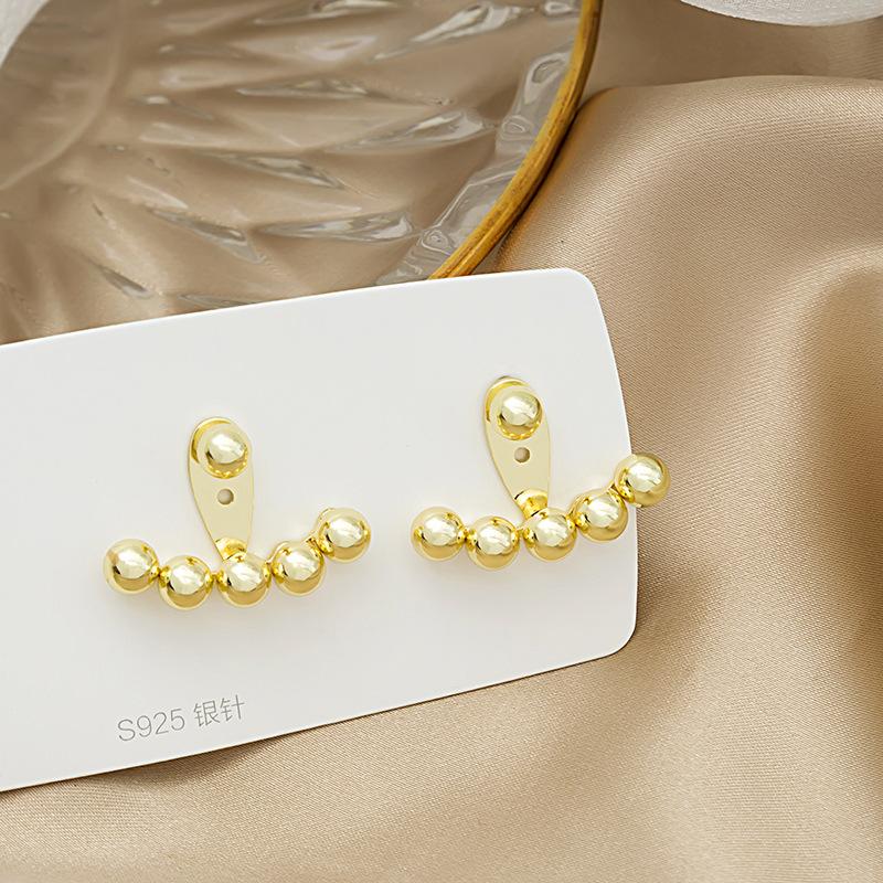 Wang Ziwen Has Two Of The Same Style. After Wearing It, Hang Golden Bean Earrings, Metal Round Beads, Smile Stud Earrings, And Earrings.
