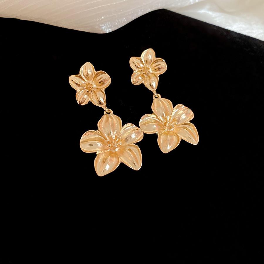 High-End European & American Metal Oval Earrings and Necklace Set - Simple Clavicle Chain for Women
