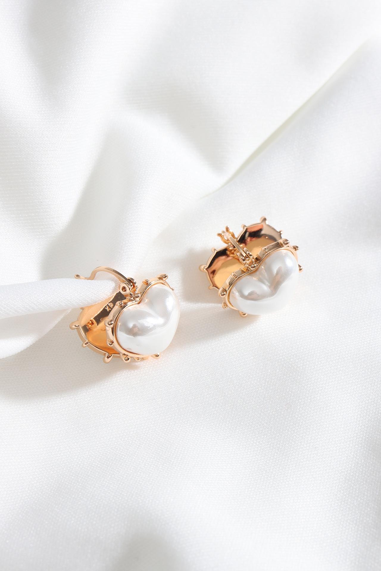 

Серьги из стали с перламутровым камнем и сердцем