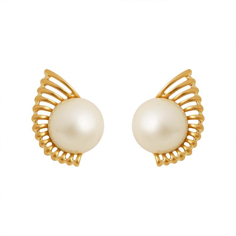 Vintage Fan-Shaped Pearl Stud Earrings Personalized Hollow Gold Plated Elegant Jewelry for Women
