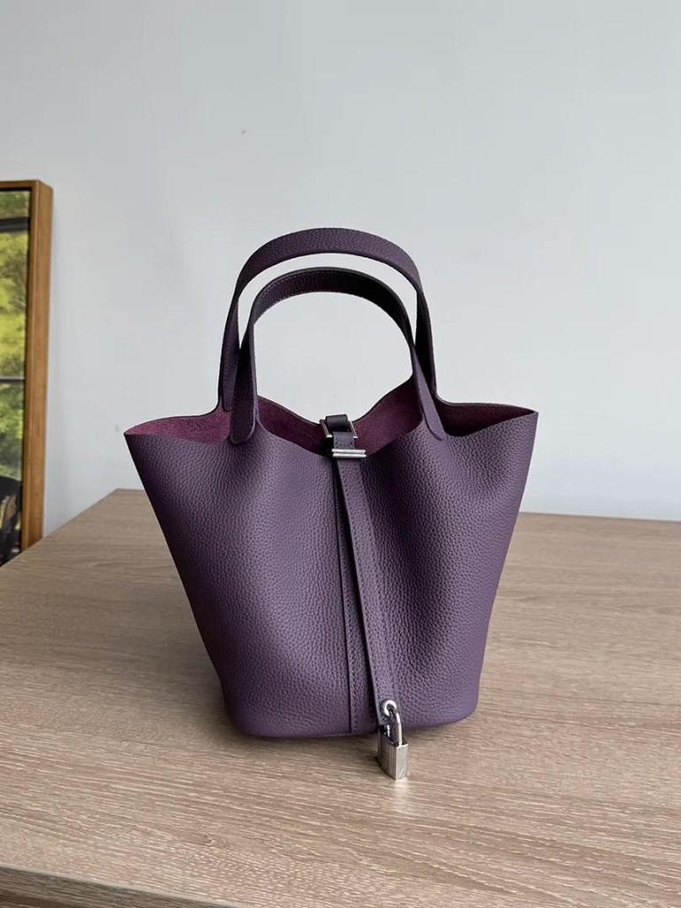 Bolso de Mano para Mujer con Grano de Lichi: Bolso Cubo Versátil, de Alta Gama y de Moda 2025