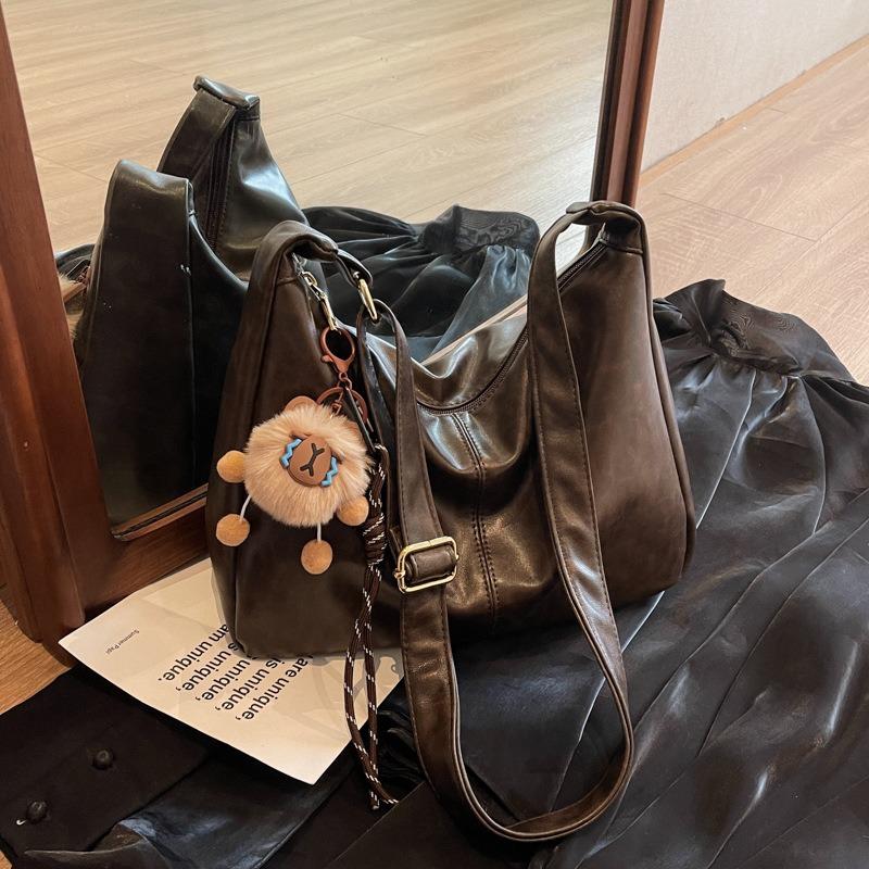 Large capacity bag women's autumn and winter new versatile shoulder messenger bag casual retro commuter dumpling bag