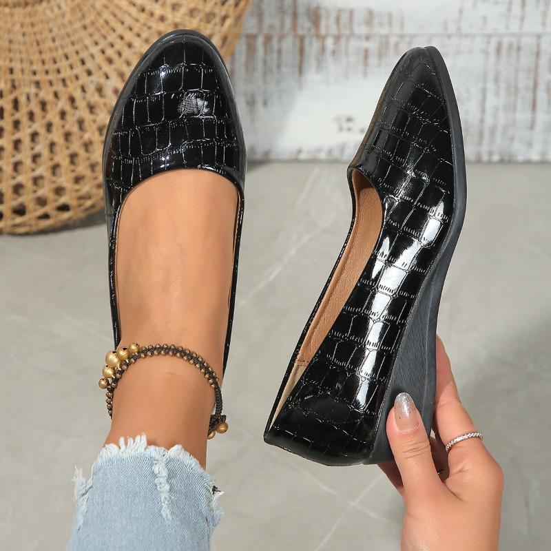 Scarpe basse casual grandi con suola morbida a punta per donna che indossa scarpe singole a bocca leggera
