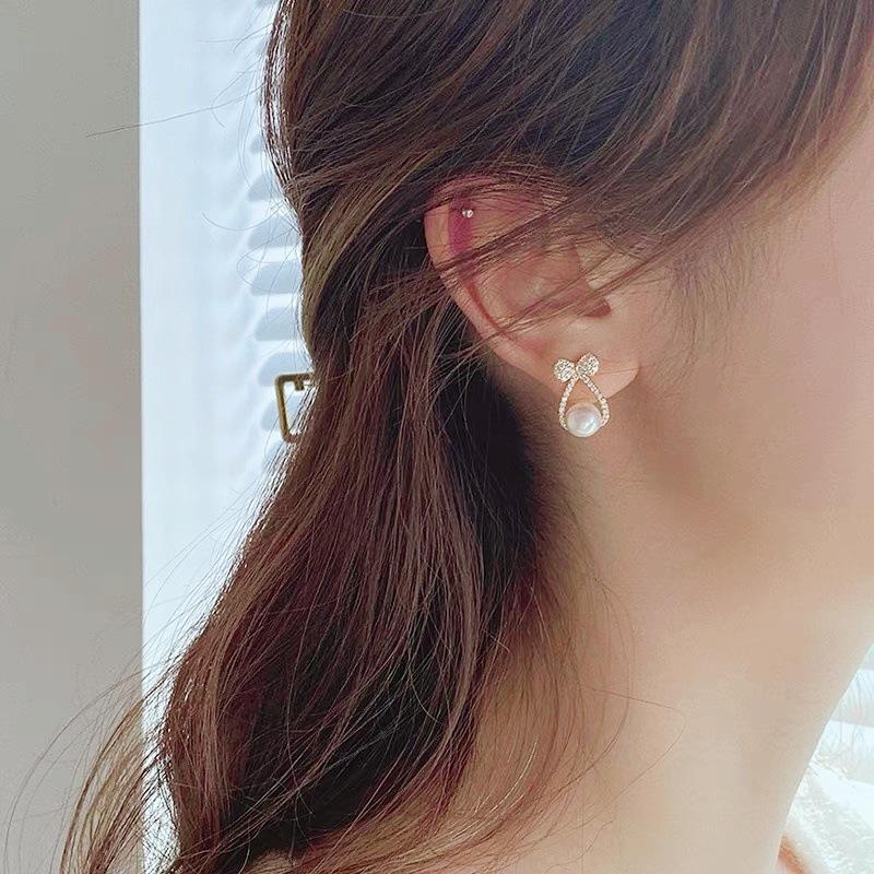 Simple and compact bow pearl earrings, women's atmosphere stud earrings, niche temperament, versatile and popular ear jewelry