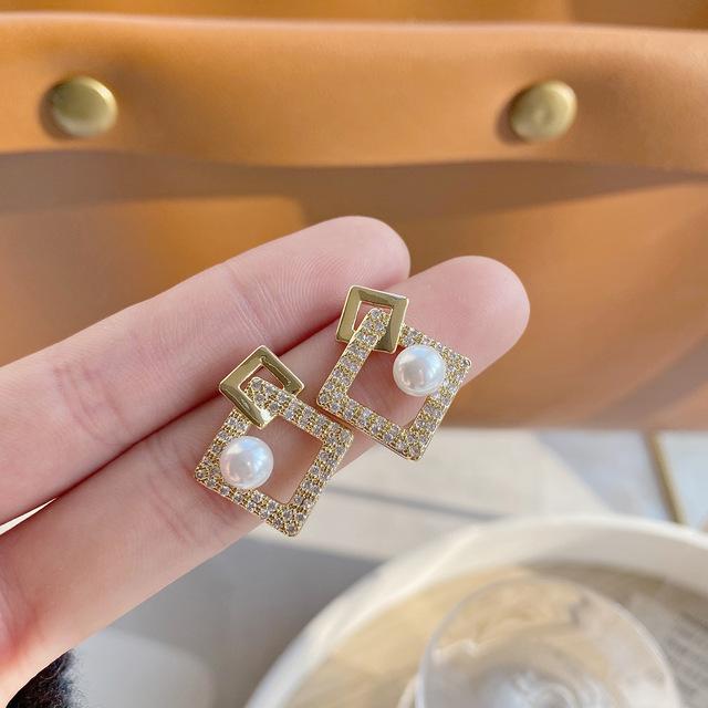 

Корея продает модные ювелирные изделия изысканные серьги из настоящего золота 14 карат с цирконием класса ААА простые квадратные женские свадебные серьги белый