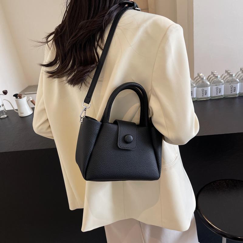 

Large capacity handbag bag women 2025 new trendy fashion messenger bag high sense women shoulder commuter bucket bag 22*10*15 чёрный