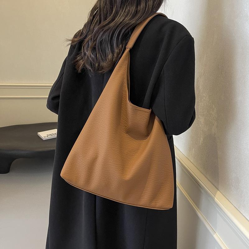 New large-capacity bag, women's retro commuter shoulder bag, casual fashion messenger bag, underarm tote bag.