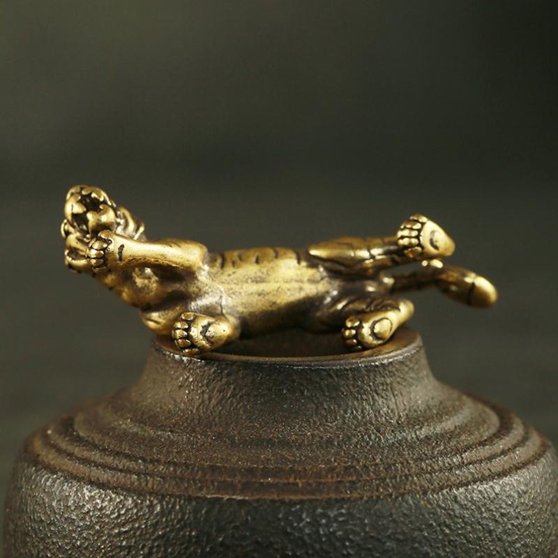 1pc Copper Tiger Small Ornaments Retro Brass Chinese Zodiac Animal Tiger Statue Figurines Keychains Pendants Antique Home Decor