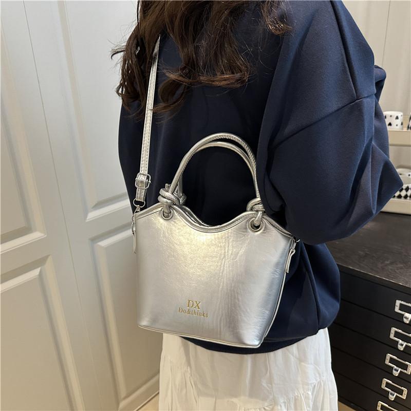Casual simple fashion bucket bag niche design light luxury women's bag large capacity commuter women's shoulder bag