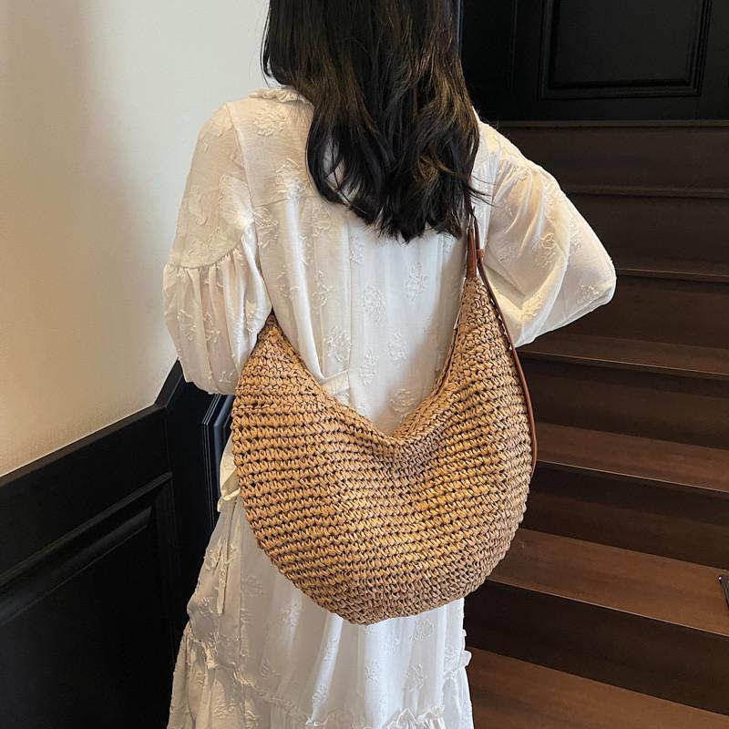 Simple Solid Color Dumpling Shaped Women Casual Shoulder Woven Crossbody Bag For Summer Beach Casual Wear