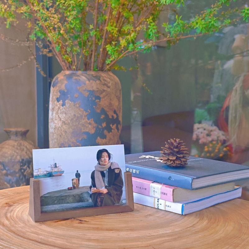 Modern U Shaped Acrylic Photo Frame Walnut/Beech Base Transparent Desktop Decor for Home Office Photo Display Gift
