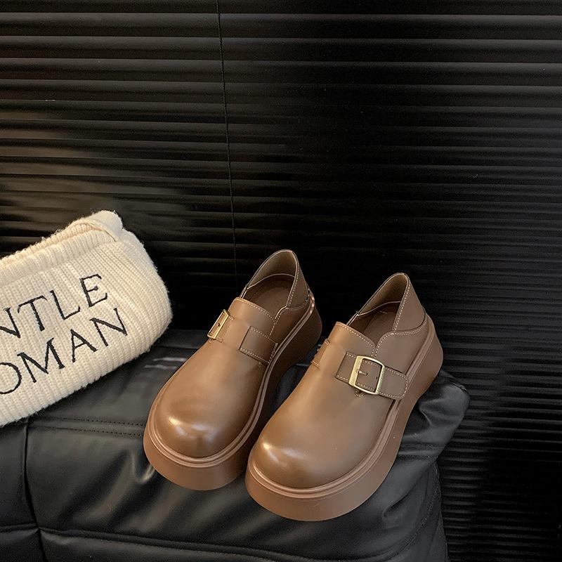 

Lightweight new single shoes with soft soles, spring one-pedal leather loafers, women s feet are not tired, British style small leather shoes 2025 40 коричневый
