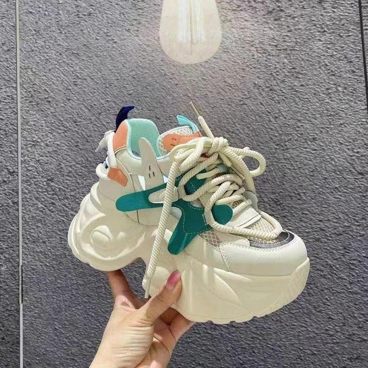 Små höjdökande sneakers Nya andningsbara mesh dad muffin plattformssneakers Mångsidiga vardagsskor damskor