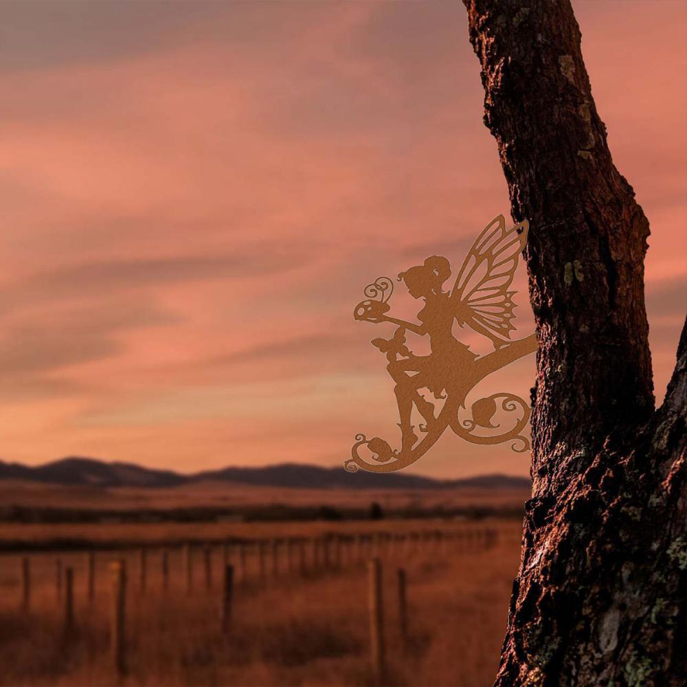 Metall-Dekor Schmetterlingsfee - Bringen Sie mit diesem wunderschönen Metallkunstwerk einer Schmetterlingsfee ein Gefühl des Staunens in Ihren Außenbereich.