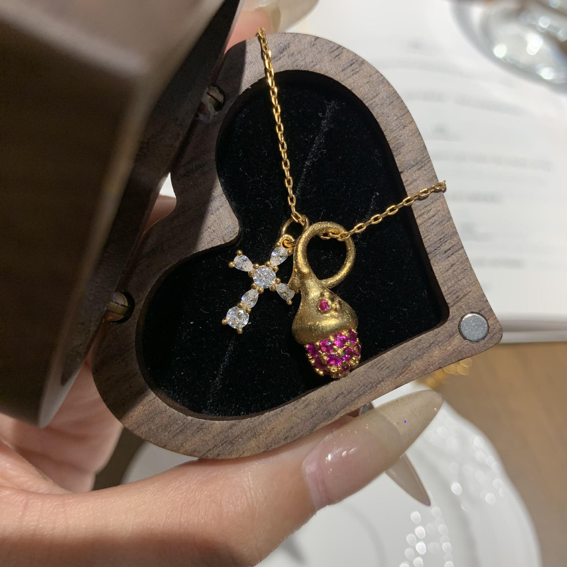 

Medieval Brushed Pine Cone Cross Necklace Exquisite Ancient Method Full Of Diamonds Super Flash Pink Pendant