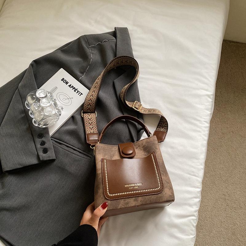 Hand Bag Women's 2025 New Trendy Autumn and Winter Popular Fashion Shoulder Bag High-end Commuter Messenger Bucket Bag